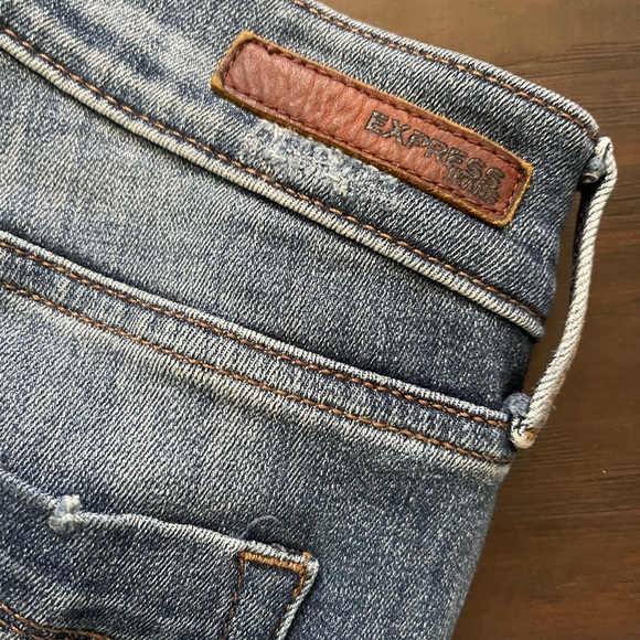 EXPRESS SUPER SKINNY JEANS 2R. Whisking. Little distress. Some stretch - Picture 7 of 11